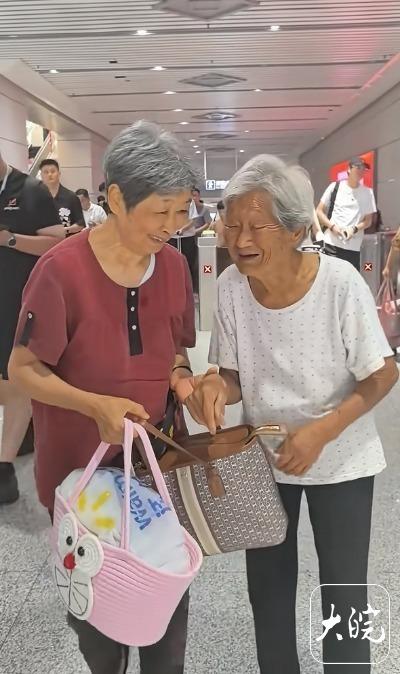 手机配资软件 “108岁老人高铁站接78岁女儿回家”被疑造假 多方最新回应