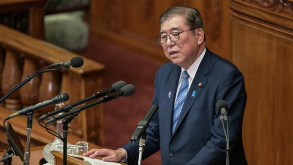 十大正规配资平台 接连“逼宫”两任首相，小泉急着登场摊牌，中国该警惕什么？